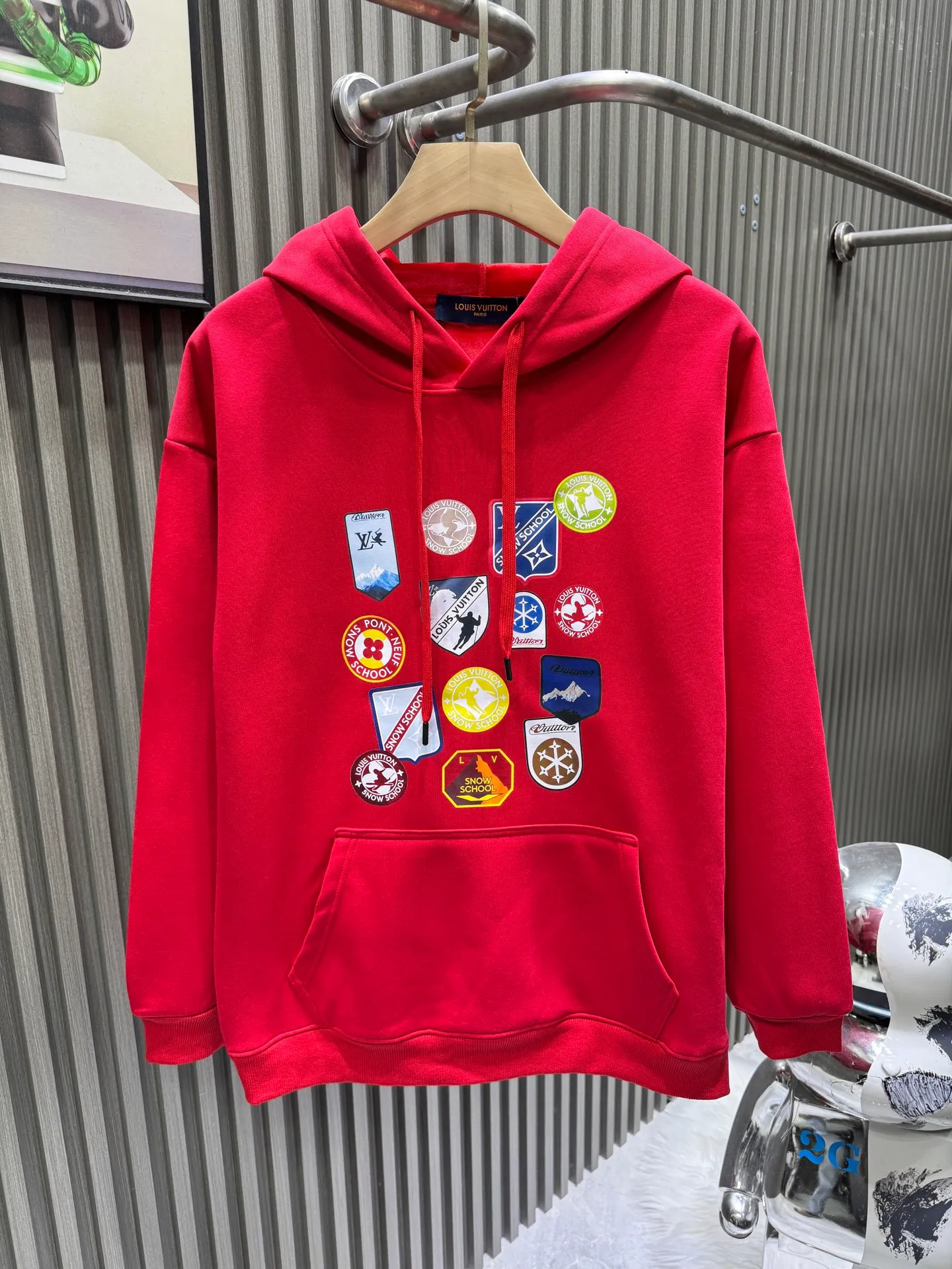 🅿️280 Louis Vuitton 1V25 Autumn and Winter New Year's new brand element printed hooded sweatshirt 400g pure cotton ➕ silver fox velvet Celebrates the art of travel with playful prints and LV Ski patches. The colorful pattern design is inspired by the ski school emblem and is decorated with the brand's iconic details. This casual piece adds a touch of sophistication to the winter vacation look. The fabric has a solid feel and is very classy, soft and delicate. Very refined and tasteful. Loose os cut. In line with the current trend aesthetic. Regular fit. Mixed print on the front.